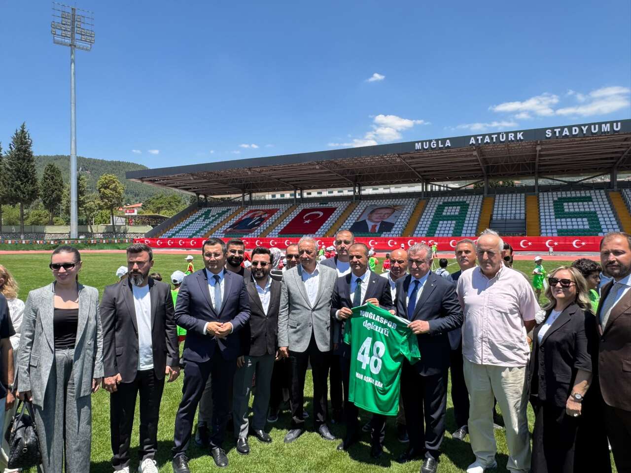 Muğla'da Bakan Osman Aşkın Bak'tan Gençlerle Futbol Keyfi: Atatürk Stadyumu'nda Gol Yağmuru 5